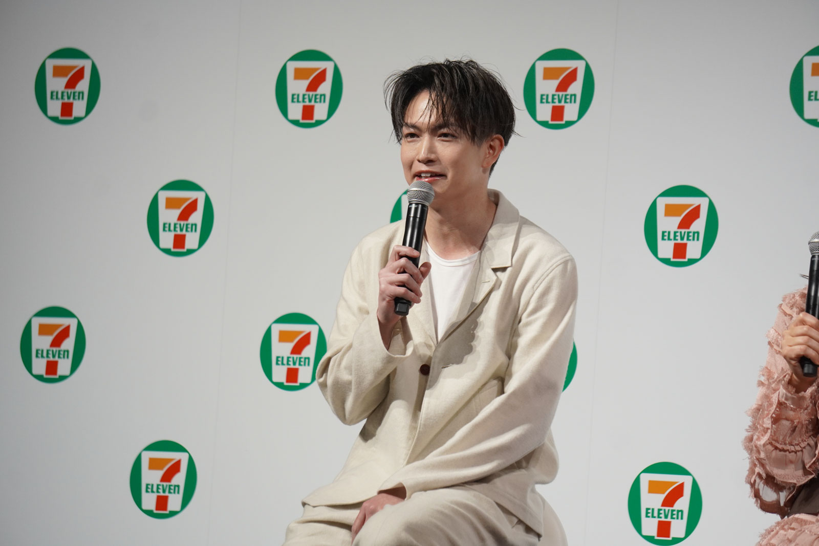 俳優の綱啓永さんが登壇