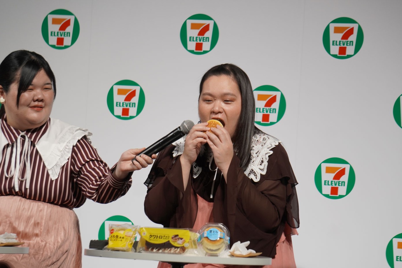 田辺さんは「雲どら つぶあん＆ホイップ」のふわふわ食感を体感