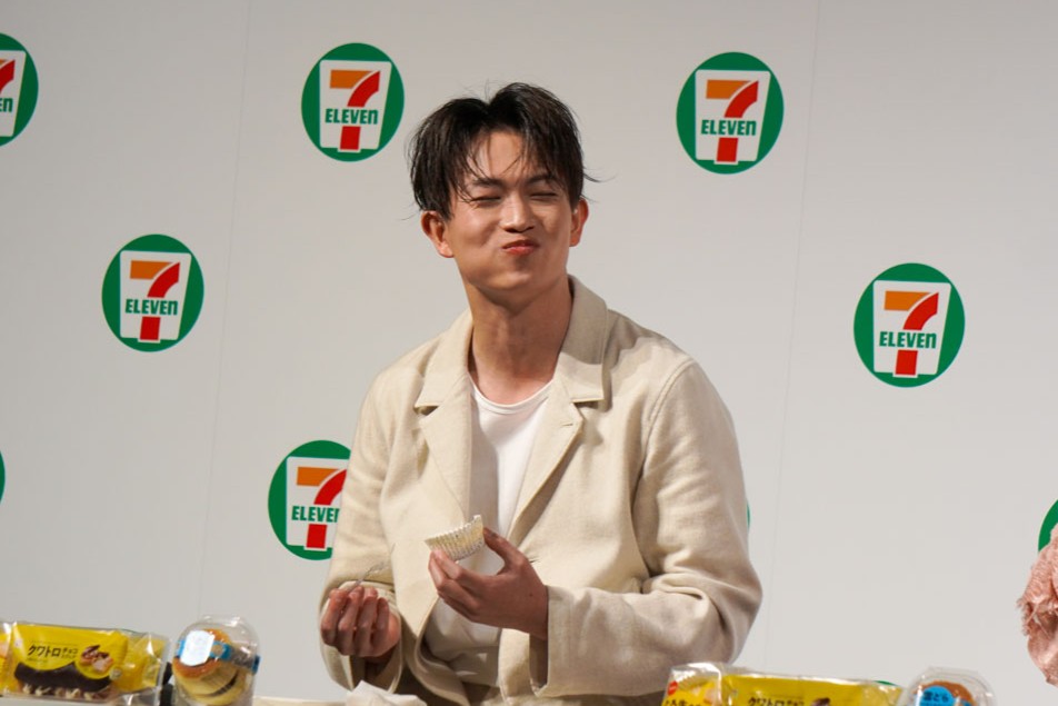 「クワトロチョコエクレア」や「とろ生食感チーズケーキ」を試食して笑みがこぼれる綱さん