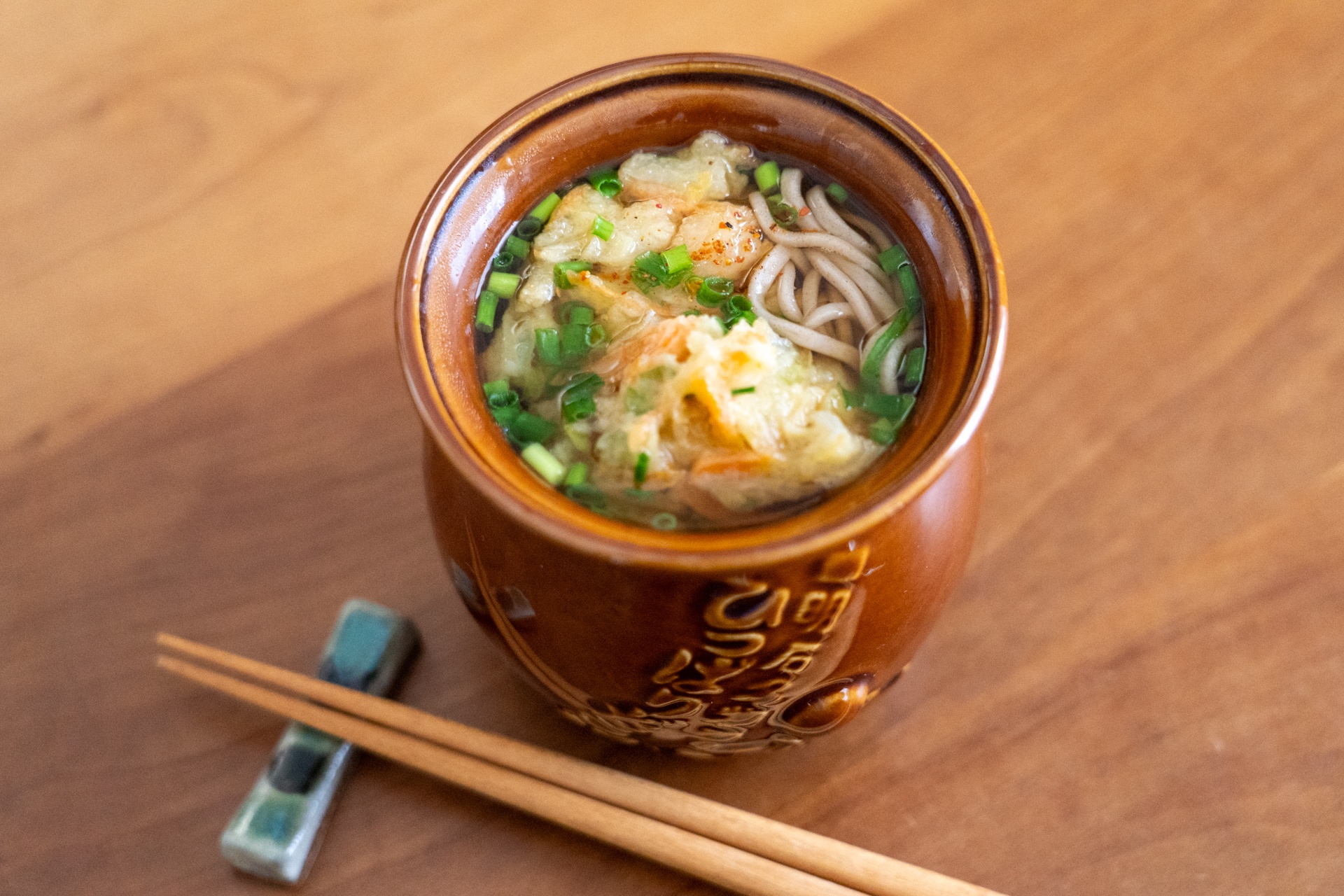 かき揚げや薬味を乗せた温かいお蕎麦