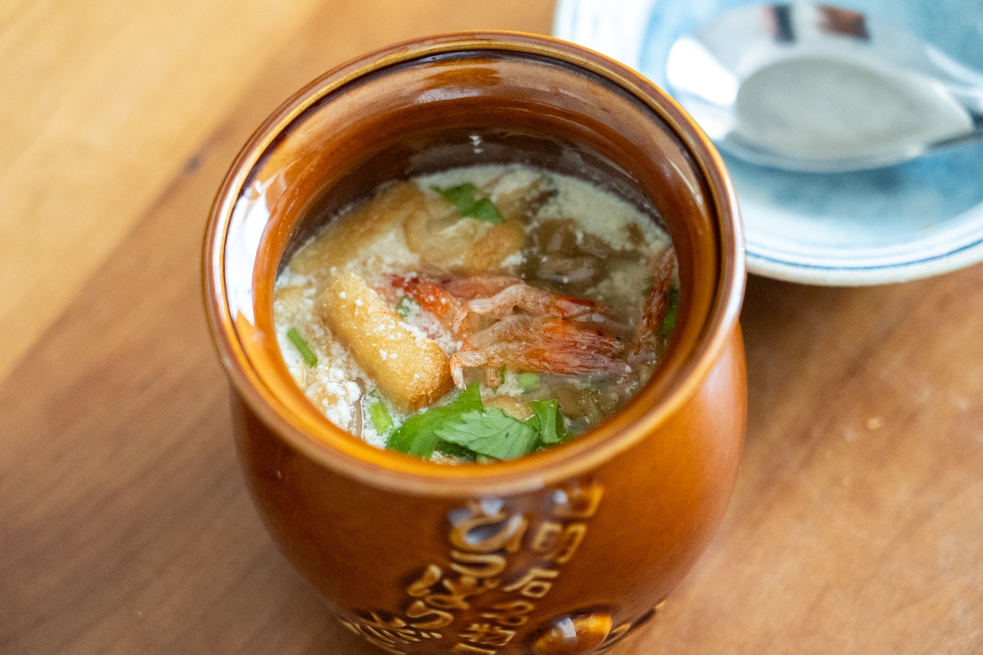 パクチーや油揚げも入れてボリュームUP