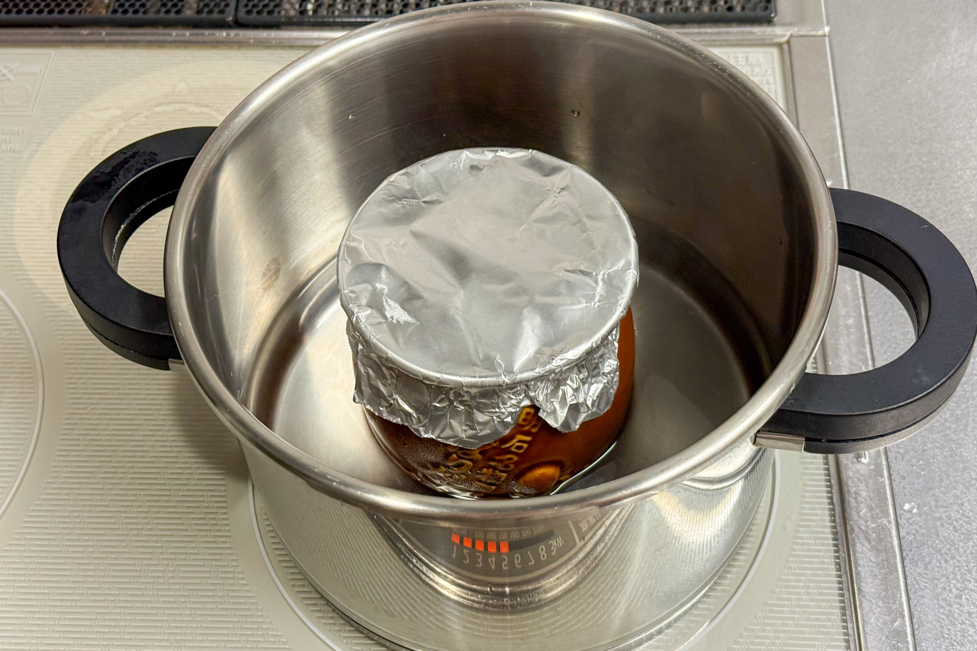 熱湯は容器に描かれたタコの頭くらいまで