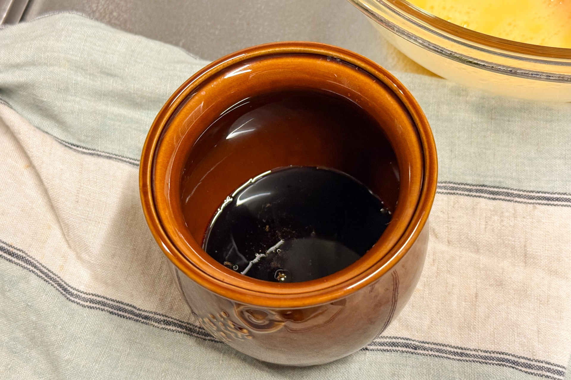 カラメルソースを作って流し入れ、卵液は濾しながら容器に注ぐ