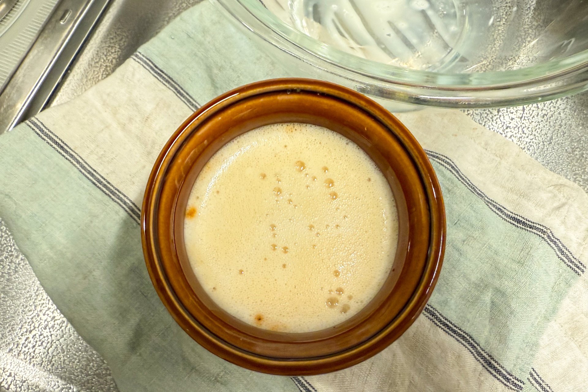 カラメルソースを作って流し入れ、卵液は濾しながら容器に注ぐ