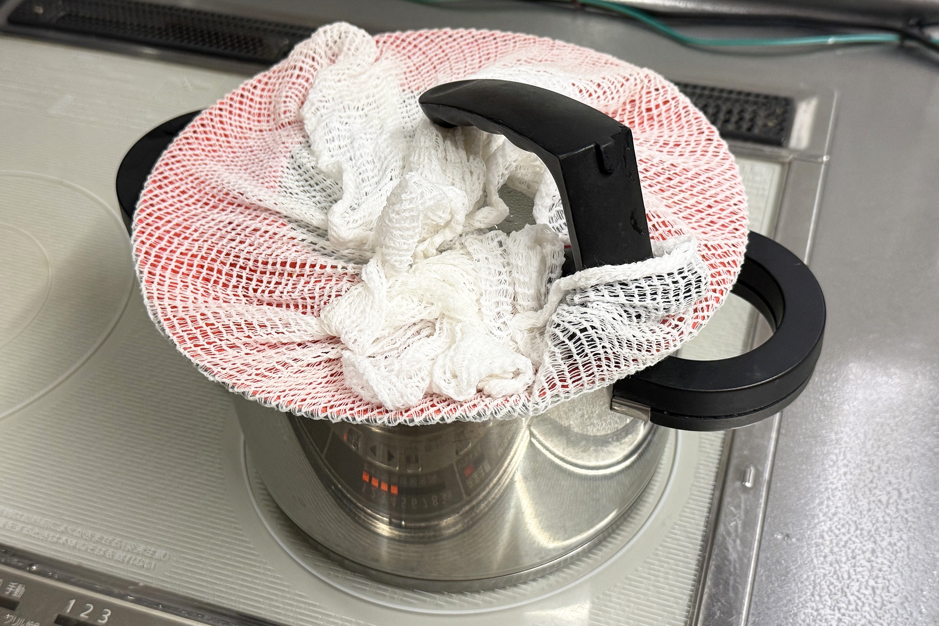 最初は強火で、あとは弱火で。蓋の下に箸を挟んで調節も