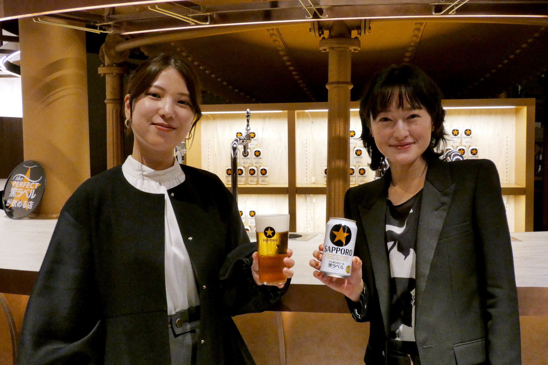 サッポロビール ビール＆RTD事業部 サッポロブランドグループ 黒ラベル ブランドマネージャーの黒柳真莉子氏（右）と商品・技術イノベーション部 ビール開発グループ 黒ラベル 中味開発担当の勝又郁実氏（左）