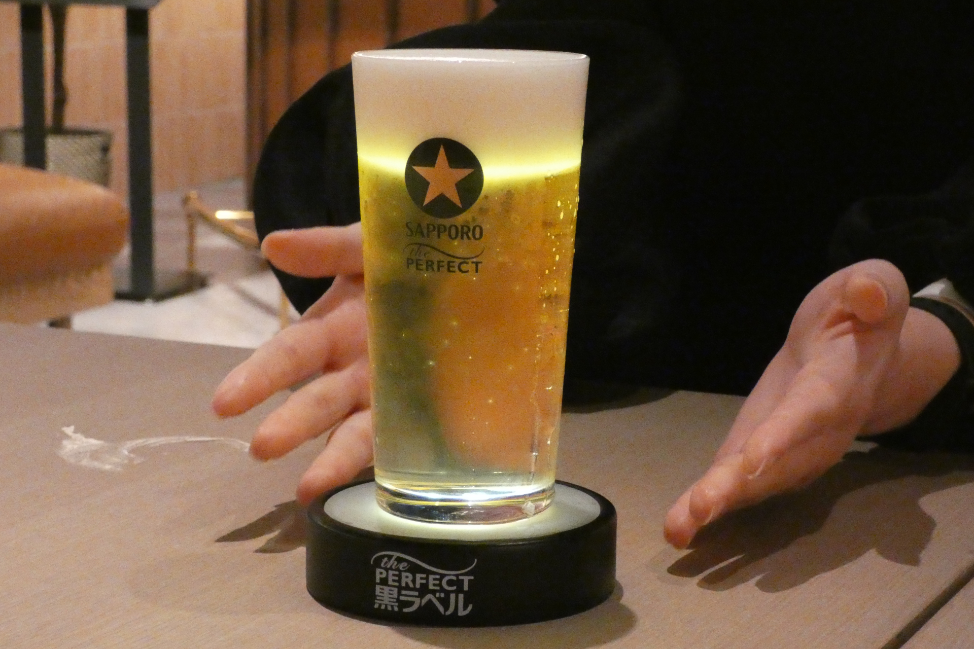 照明が仕込まれた特別なコースターにグラスを置くと、フロスティミストで泡が再生させていく様子が見える