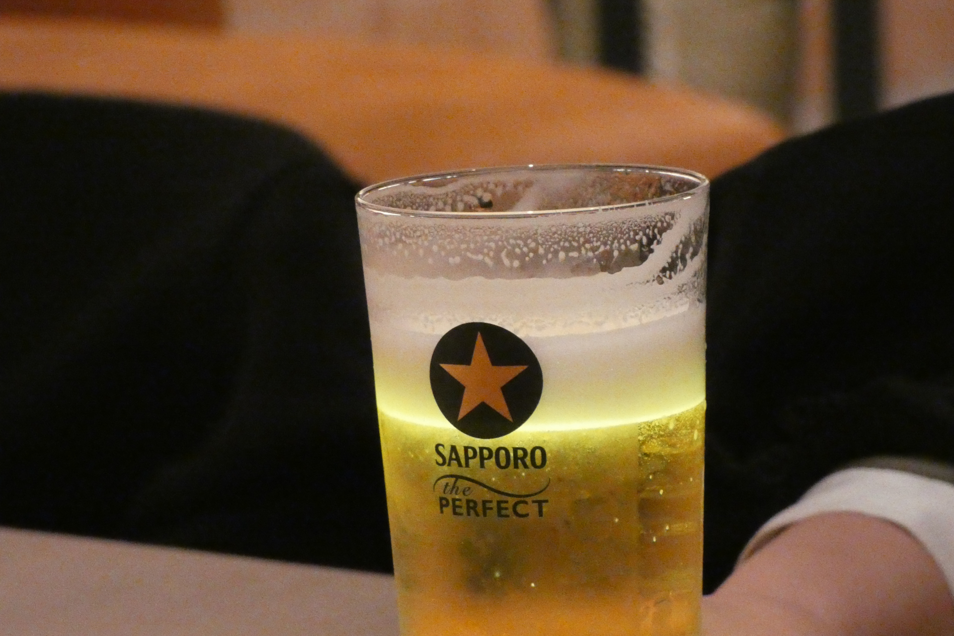 一口飲むごとにレーシングと呼ばれる泡の輪ができるのがおいしいビールの証とされる