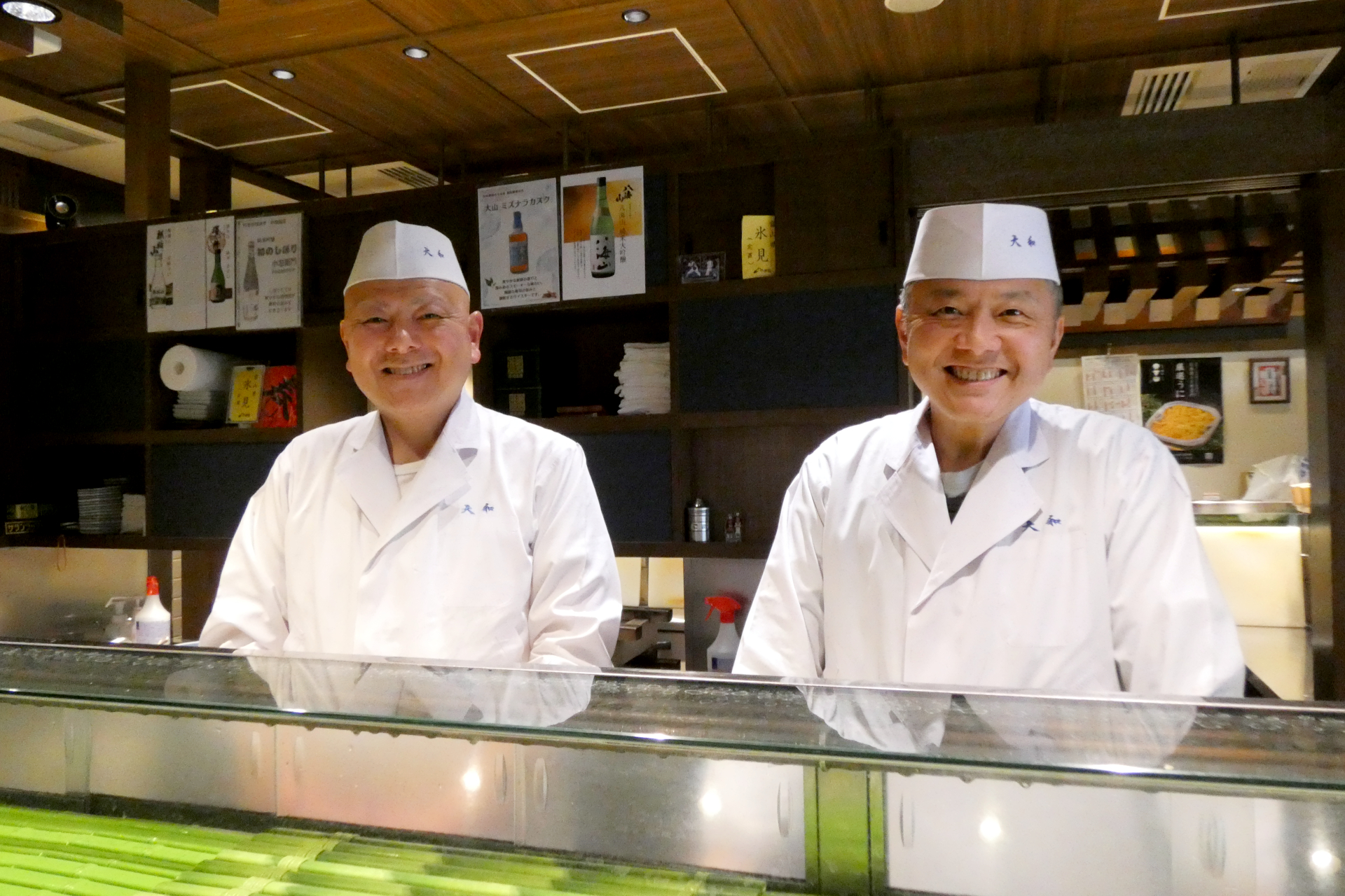 大和寿司 代表取締役の入野光広氏（右）と弟の入野成広氏（左）