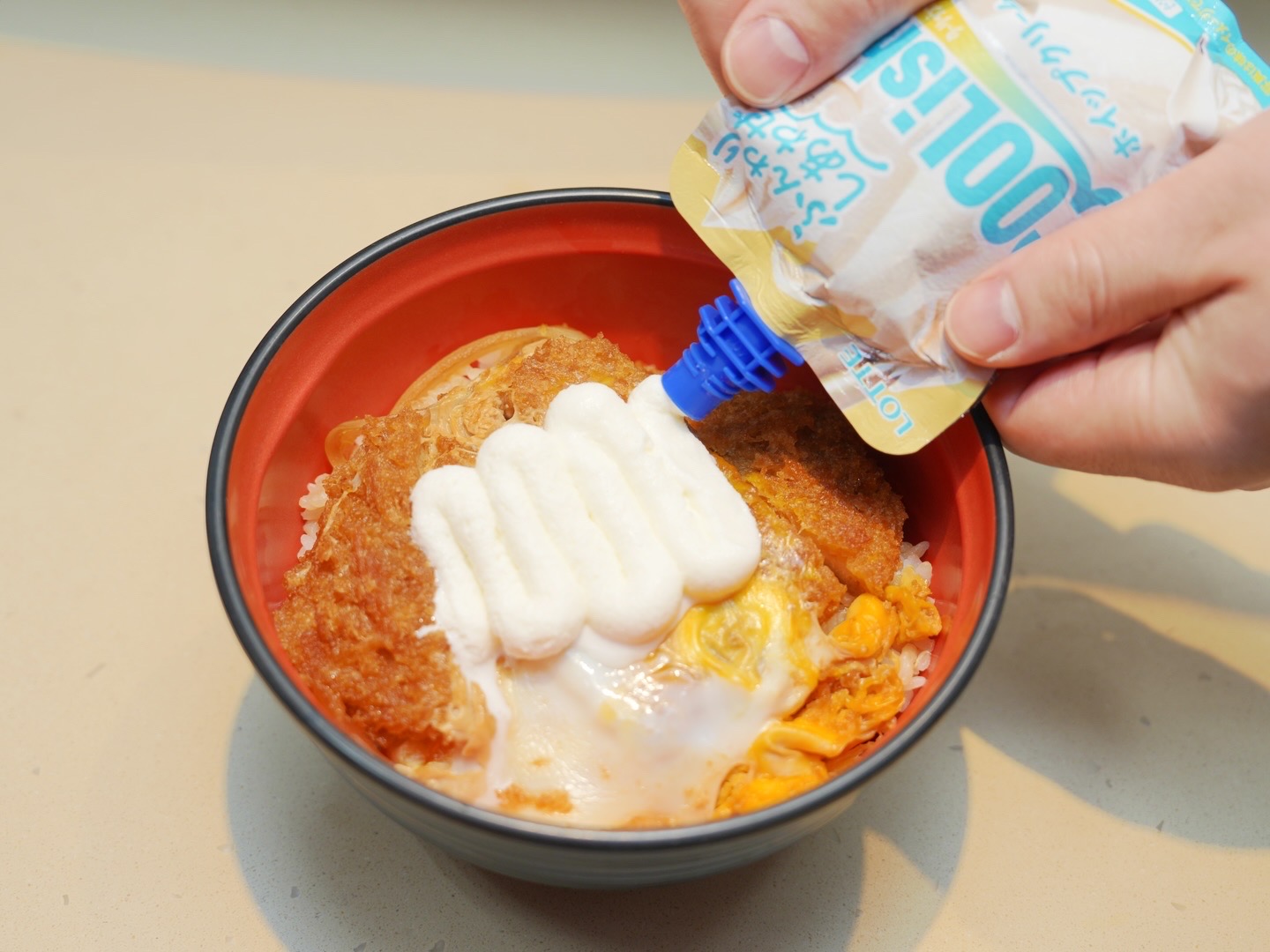 ロッテ×名代富士そば「クーリッシュホイップかつ丼」