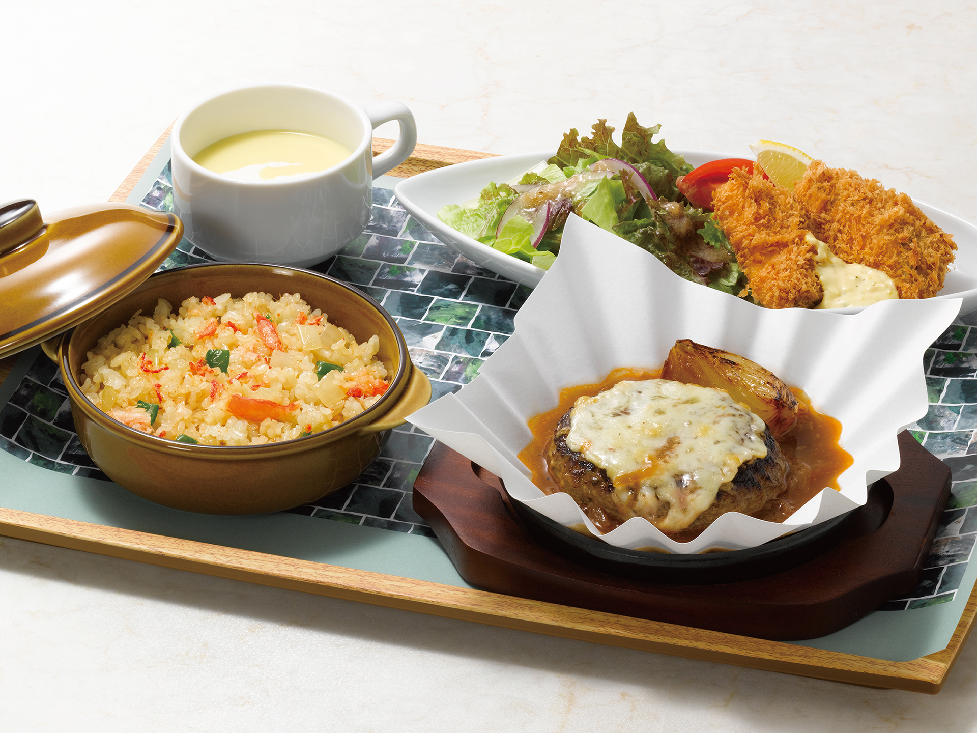 「蟹ピラフ＆オニオングラタンハンバーグ＆真鱈フライ（北海道産コーンのポタージュ付）」（3828円）