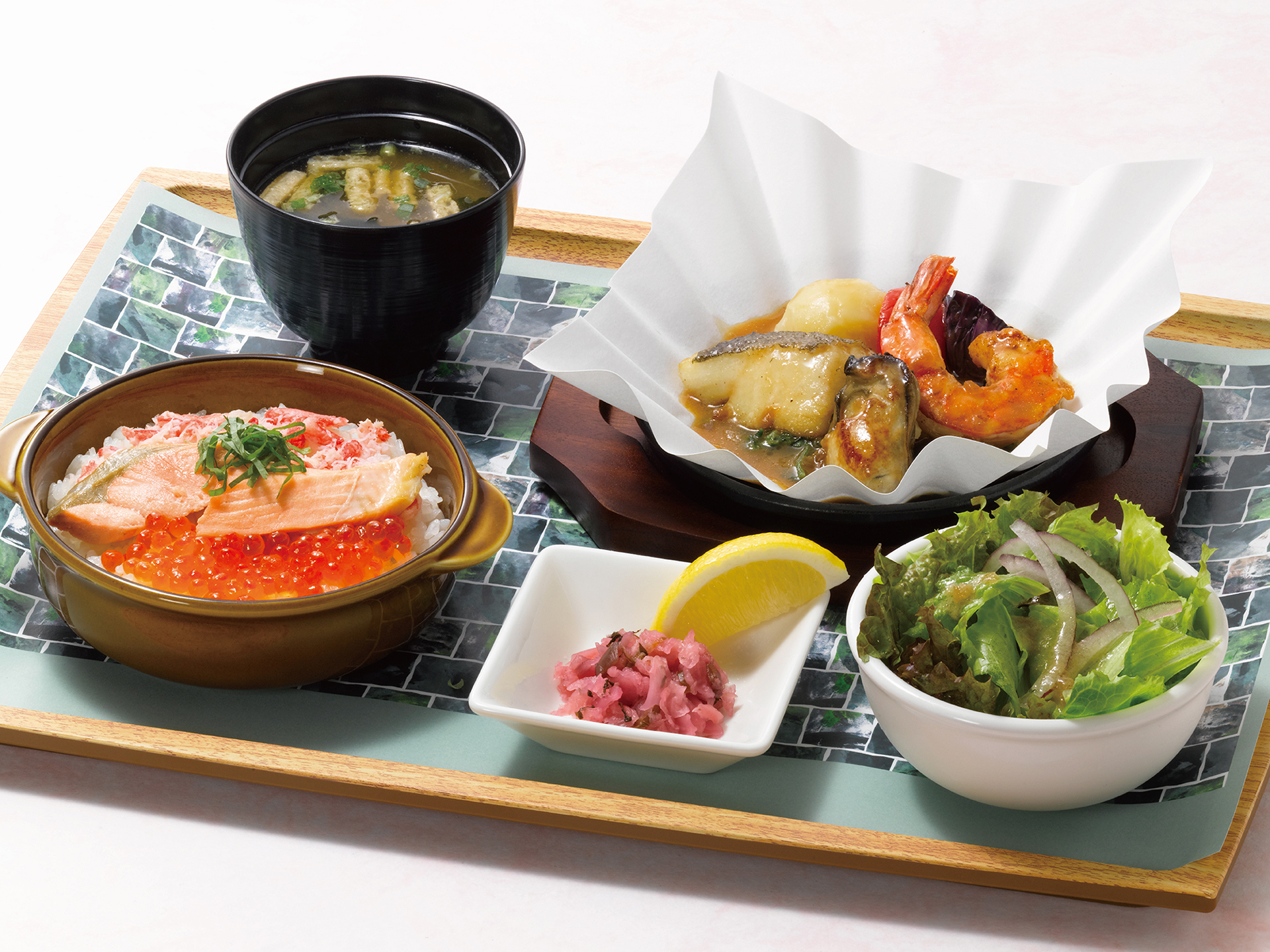 「いくらと時鮭、蟹のご飯＆真鱈と牡蠣のあつあつグリル（サラダ・味噌汁・漬物付）」（3828円）