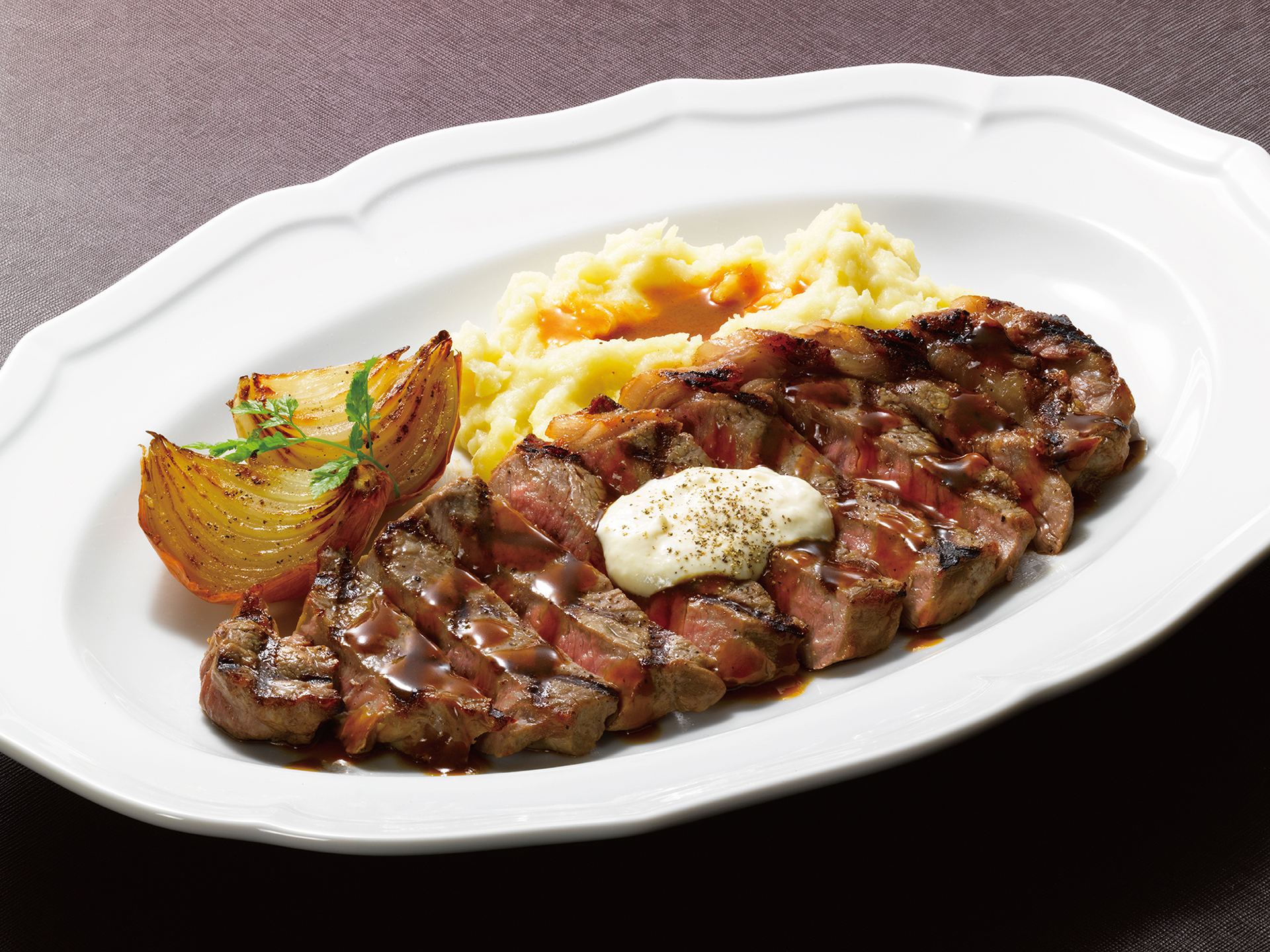 「アンガスサーロインステーキ～山わさびのクリームソース～きたあかりのマッシュポテト添え（225g/100g）」（100g 3058円、225g 4708円）