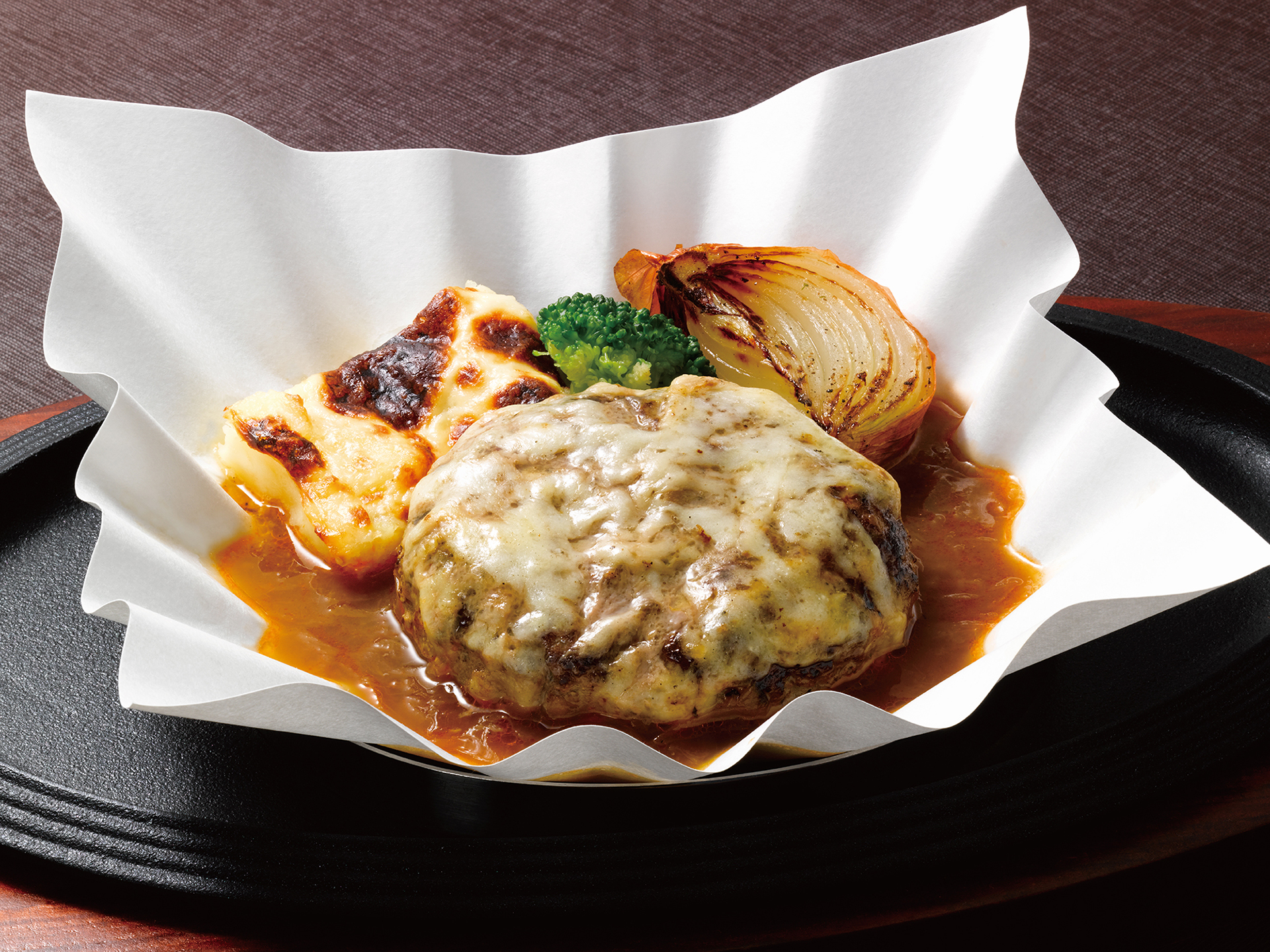 「オニオングラタンハンバーグ」（2288円）