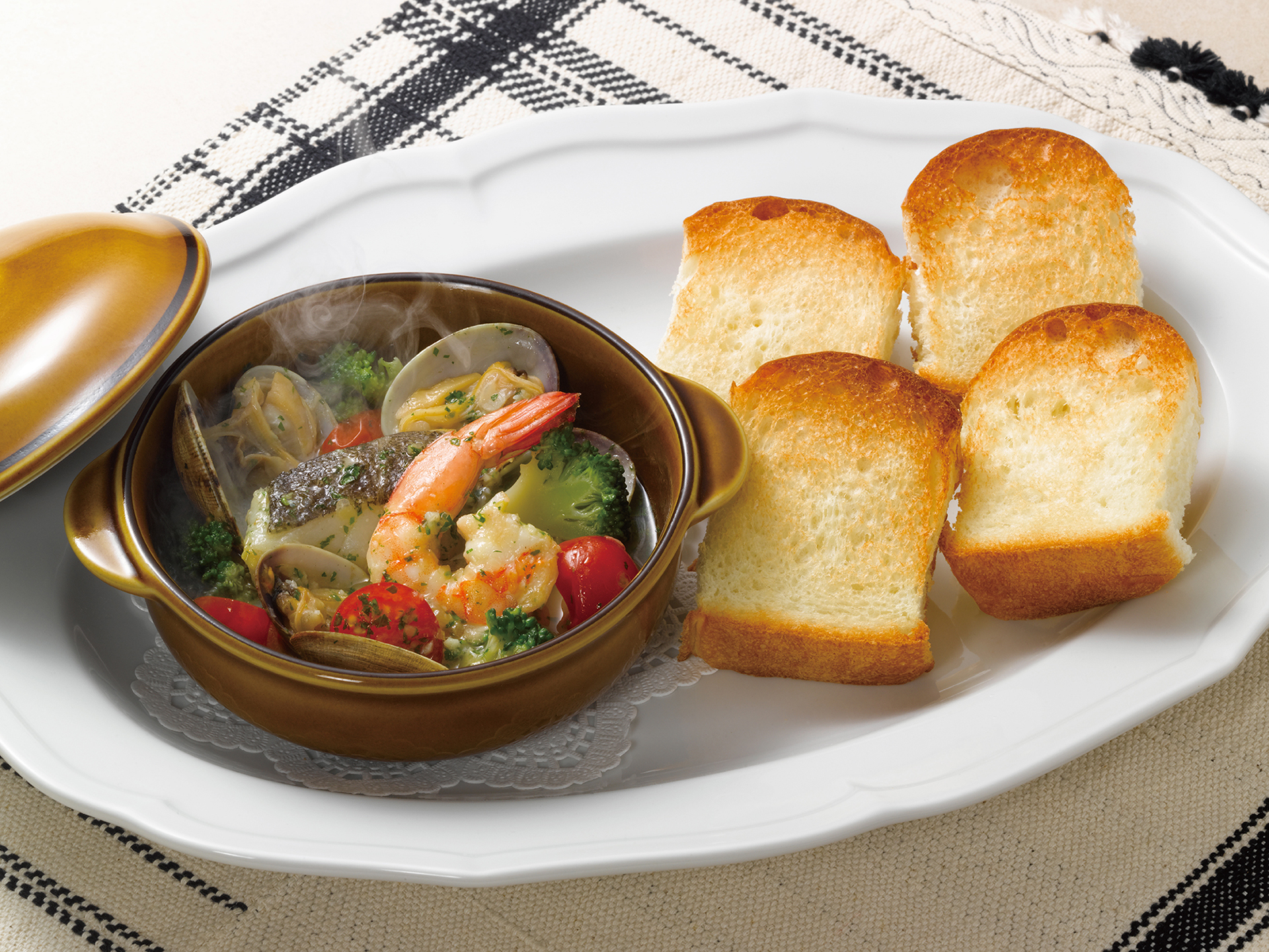 「北海道産真鱈とあさりのアクアパッツァ仕立て パン付」（1408円）