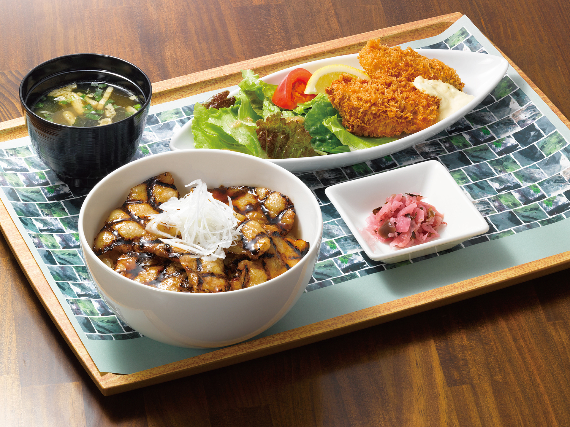 【平日ランチ限定】「北海道産豚『ゆめの大地』使用 豚丼ランチ（北海道産真鱈フライ、味噌汁、漬物付）」（2728円）