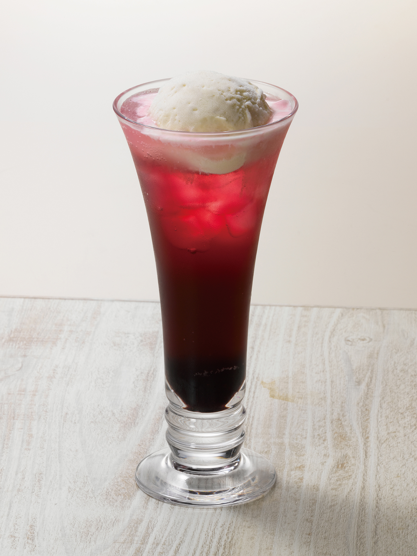 「ハスカップのクリームソーダ」（693円）