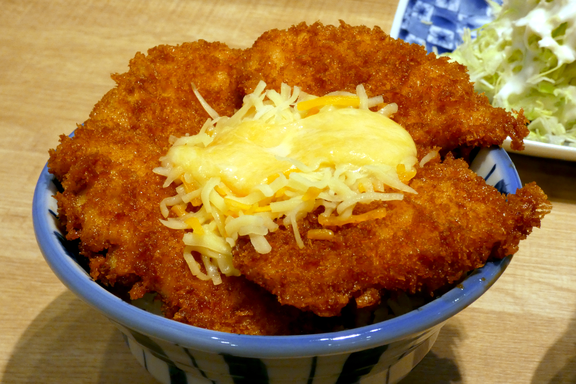 「鶏たれかつ丼」4枚＋チーズ