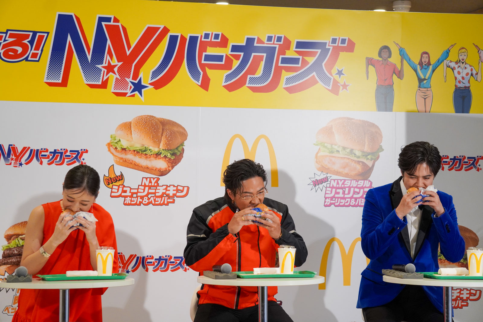 数原さん、片寄さん、みちょぱさんが「行った気になる！N.Y. バーガーズ」をそれぞれ試食
