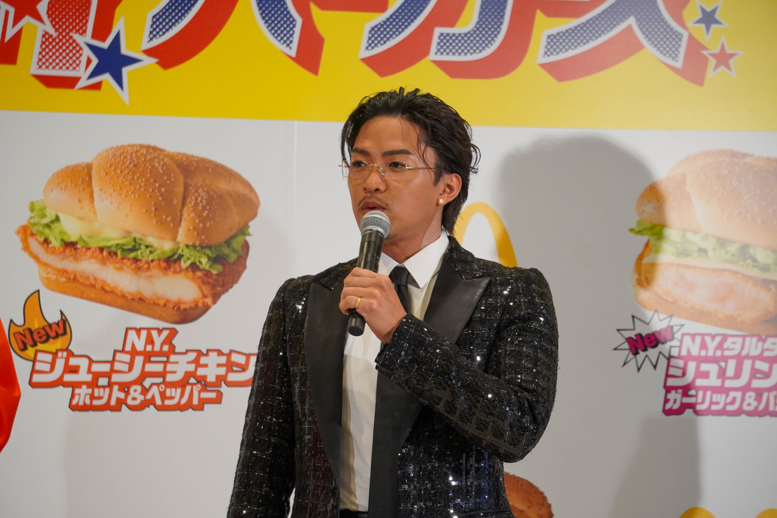 数原さんは「N.Y. ジューシーチキン ホット＆ペッパー」を食べて「全てのバランスがよい」と語る