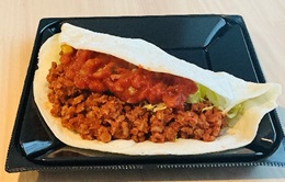 サルサソースで食べる具だくさんタコス