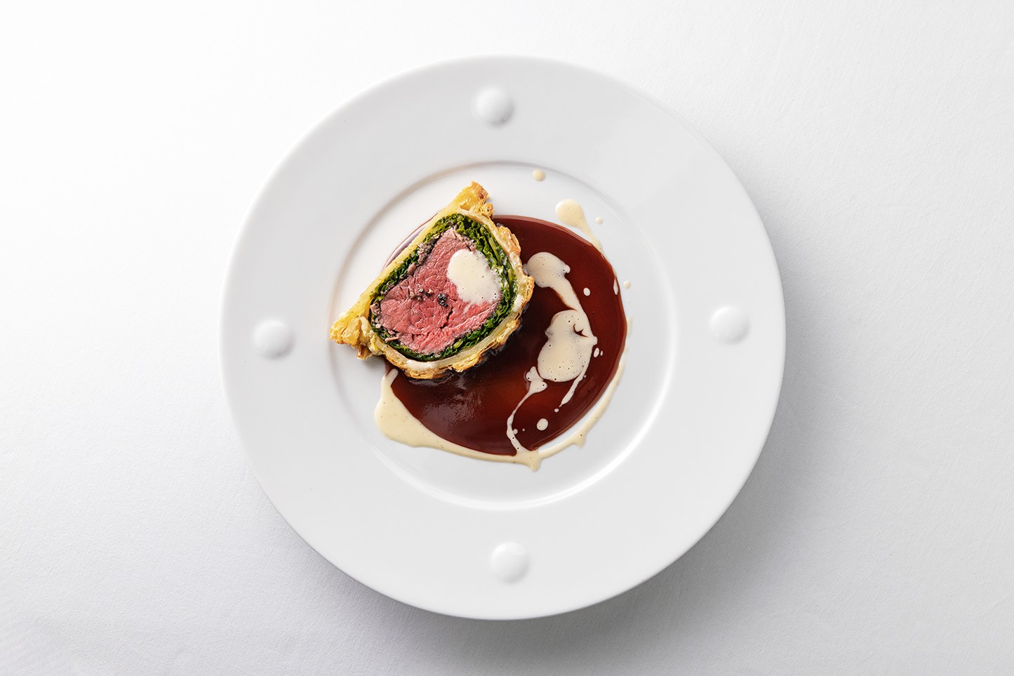 「鳥取和牛オレイン55フィレ肉と原木椎茸「とっとり115」のパイ包焼き 赤ワインソースと千代むすびの香り」