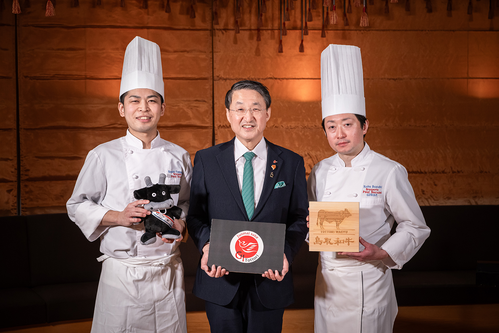 「ブラッスリー ポール・ボキューズ 大丸東京」料理長 山本尚輝氏（左）、鳥取県知事 平井伸治氏（中央）、「ブラッスリー ポール・ボキューズ 銀座」料理長 鈴木啓太氏（右）