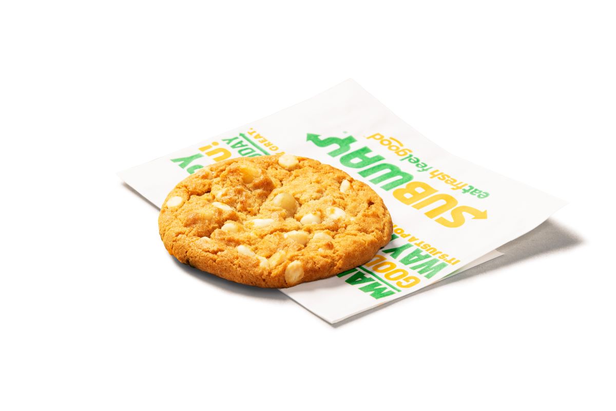 まろやかなホワイトチョコの味わいとマカダミアナッツの食感が楽しめる「ホワイトマカダミア」（250円）