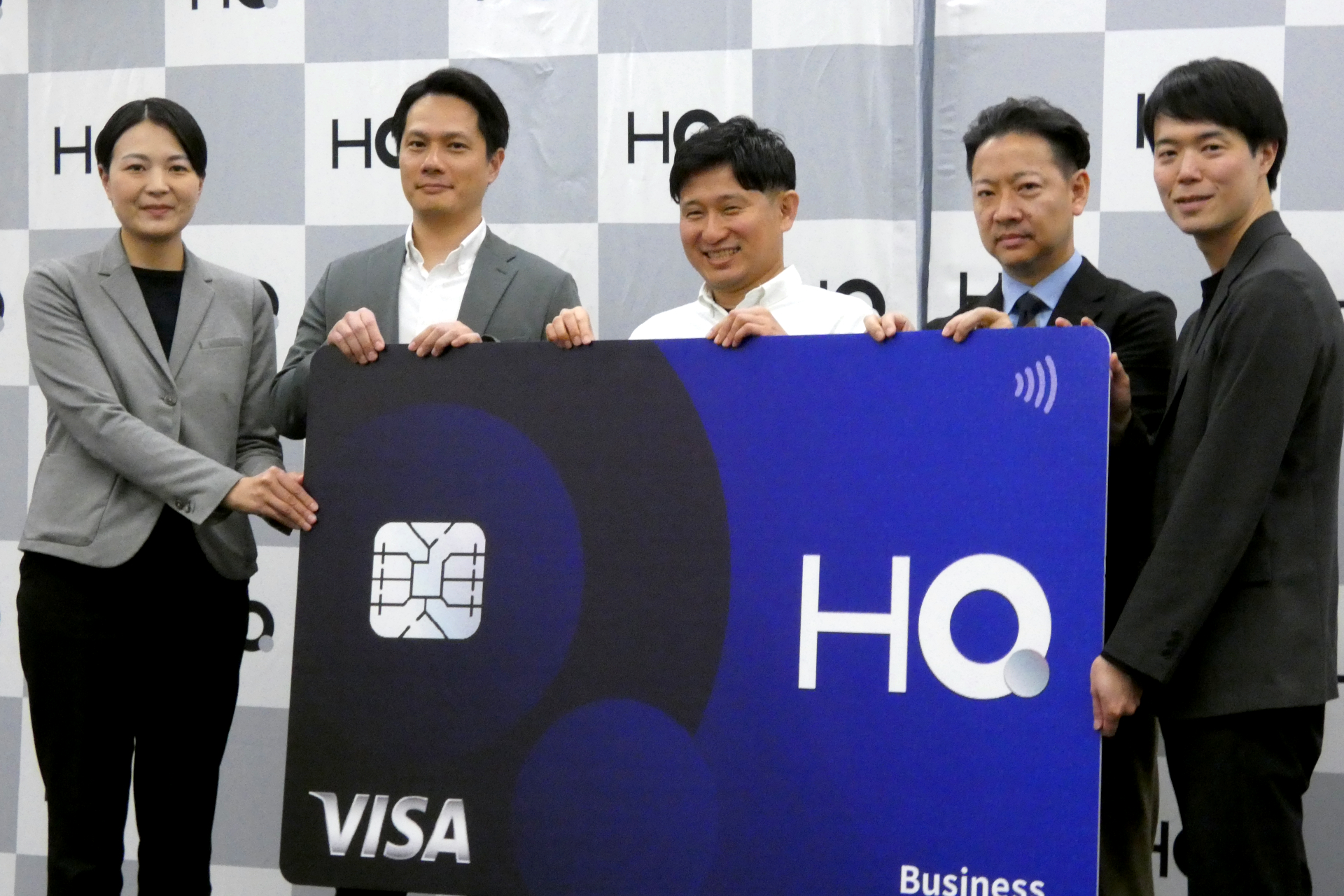 （左から）松屋フーズ 販売促進企画部の青木彩氏、あいおいニッセイ同和損害保険 デジタルビジネスデザイン部 プランニンググループ グループ長の安仲直紀氏、HQ 代表取締役の坂本祥二氏、日本生命保険 法人営業企画部 人的資本経営支援室 室長の森田朋氏、ベースフード 代表取締役の橋本舜氏