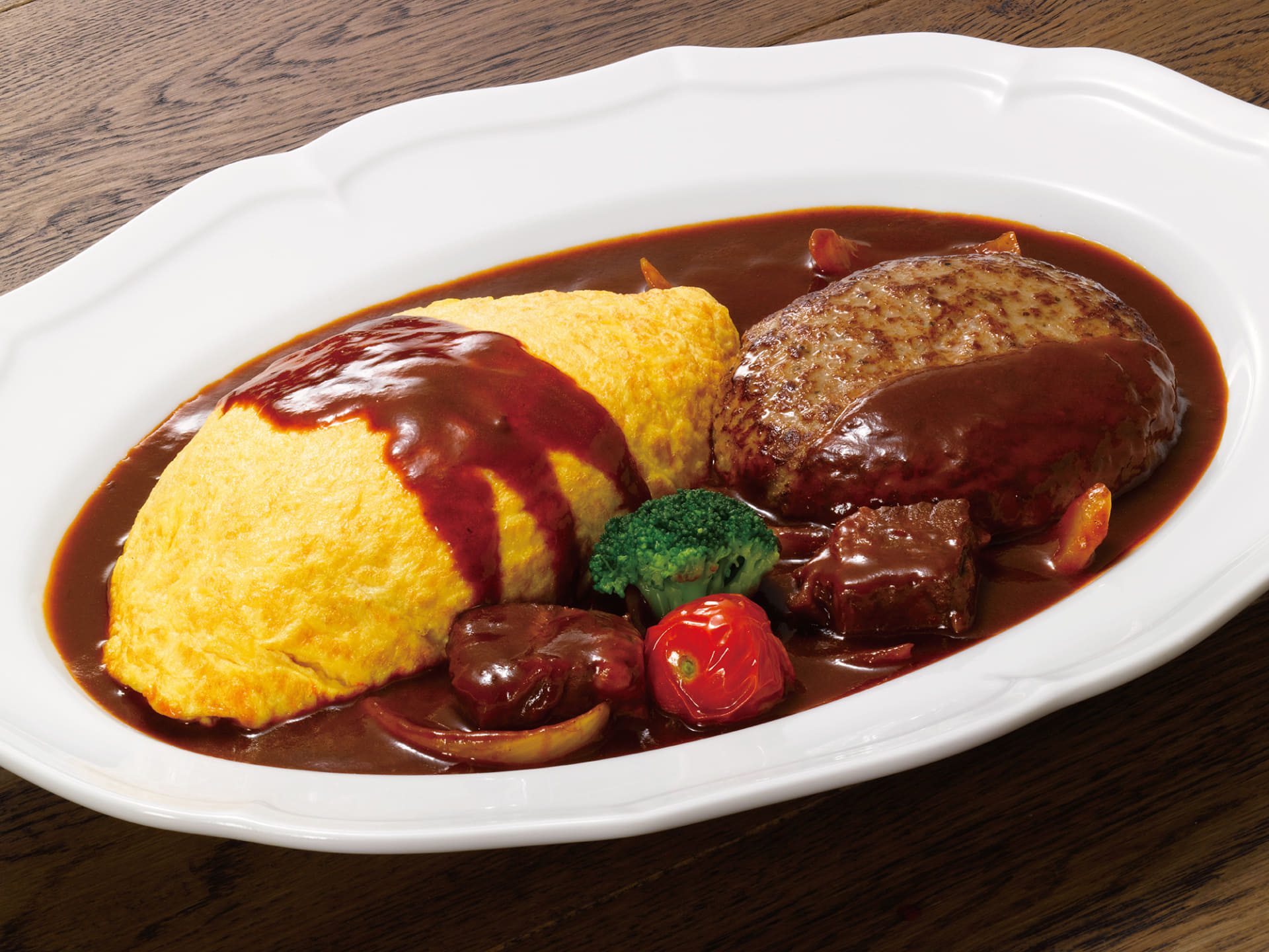 「ロイヤルオムライス（ビーフシチュー）with黒×黒ハンバーグ」（3168円）
