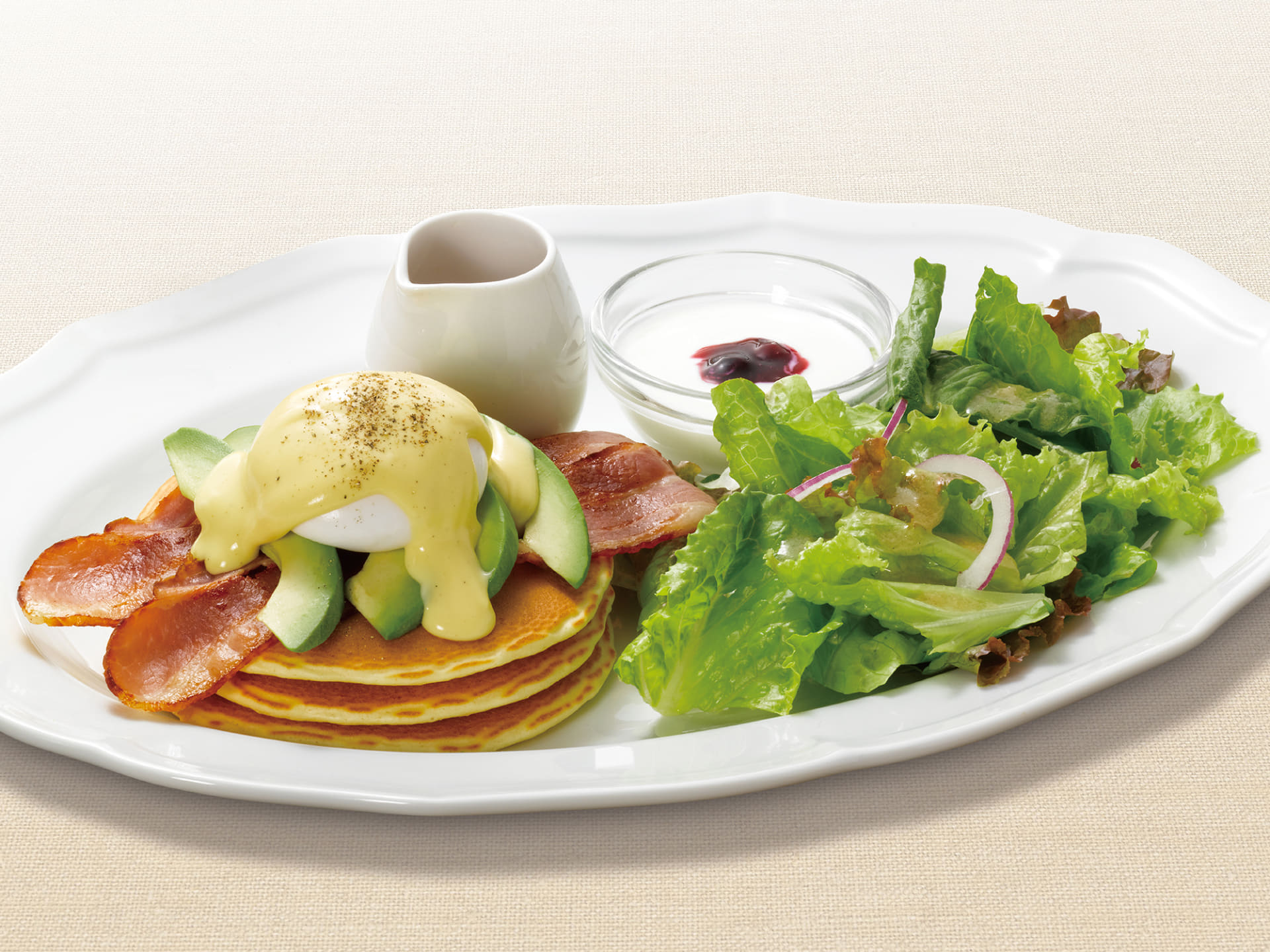 「エッグベネディクトパンケーキ（サラダ・ヨーグルト付）」（1518円）