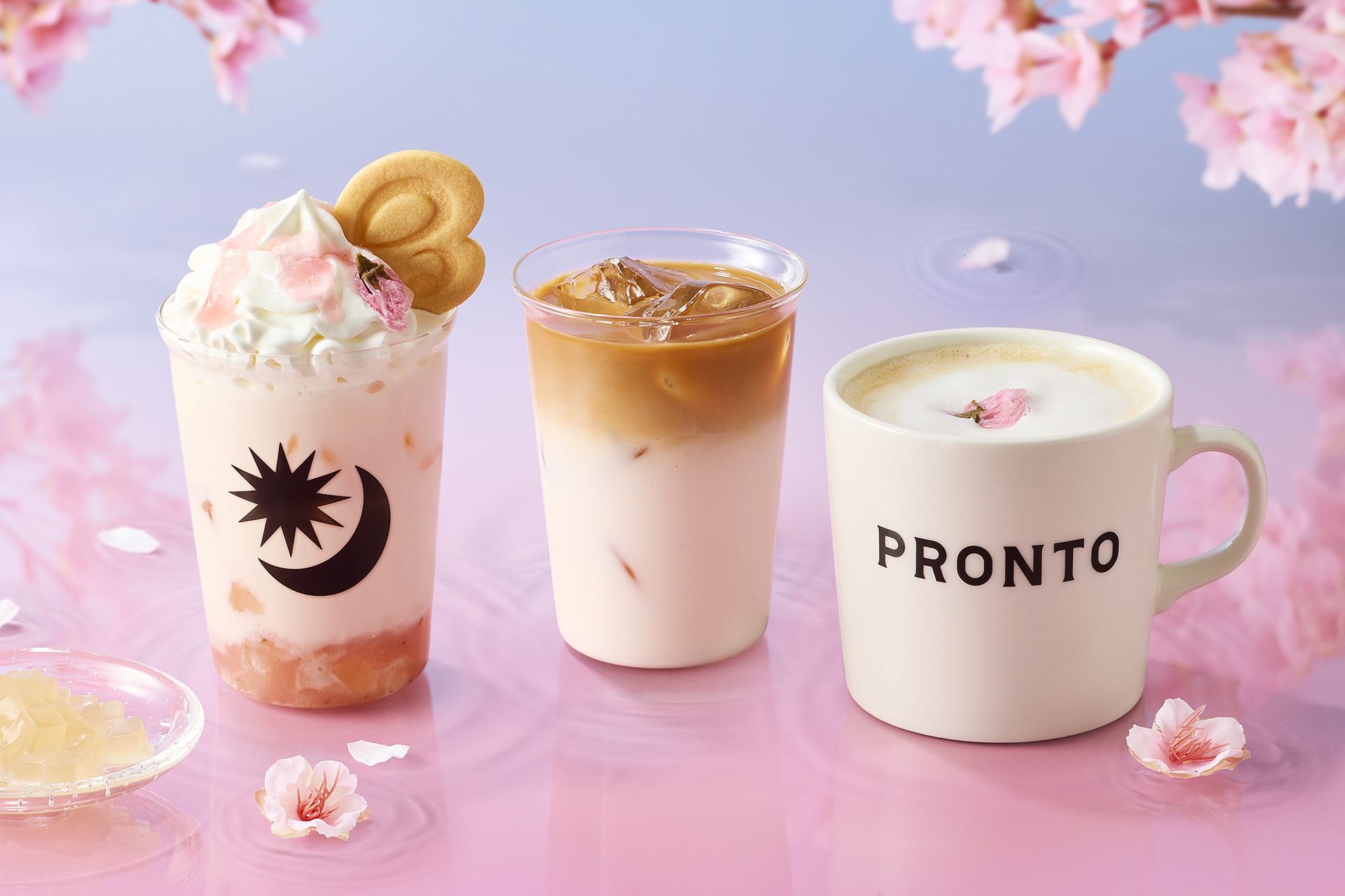 左からPラテ「アイス桜わらび餅ラテ」「アイス桜ミルクティー」「桜舞うロイヤルミルクティー」