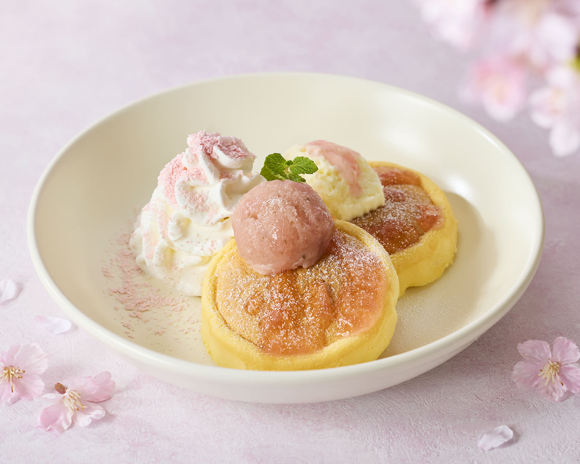 「桜スフレパンケーキ～リッチ塩ホイップ～」（単品 825円・ドリンクセット 1177円）