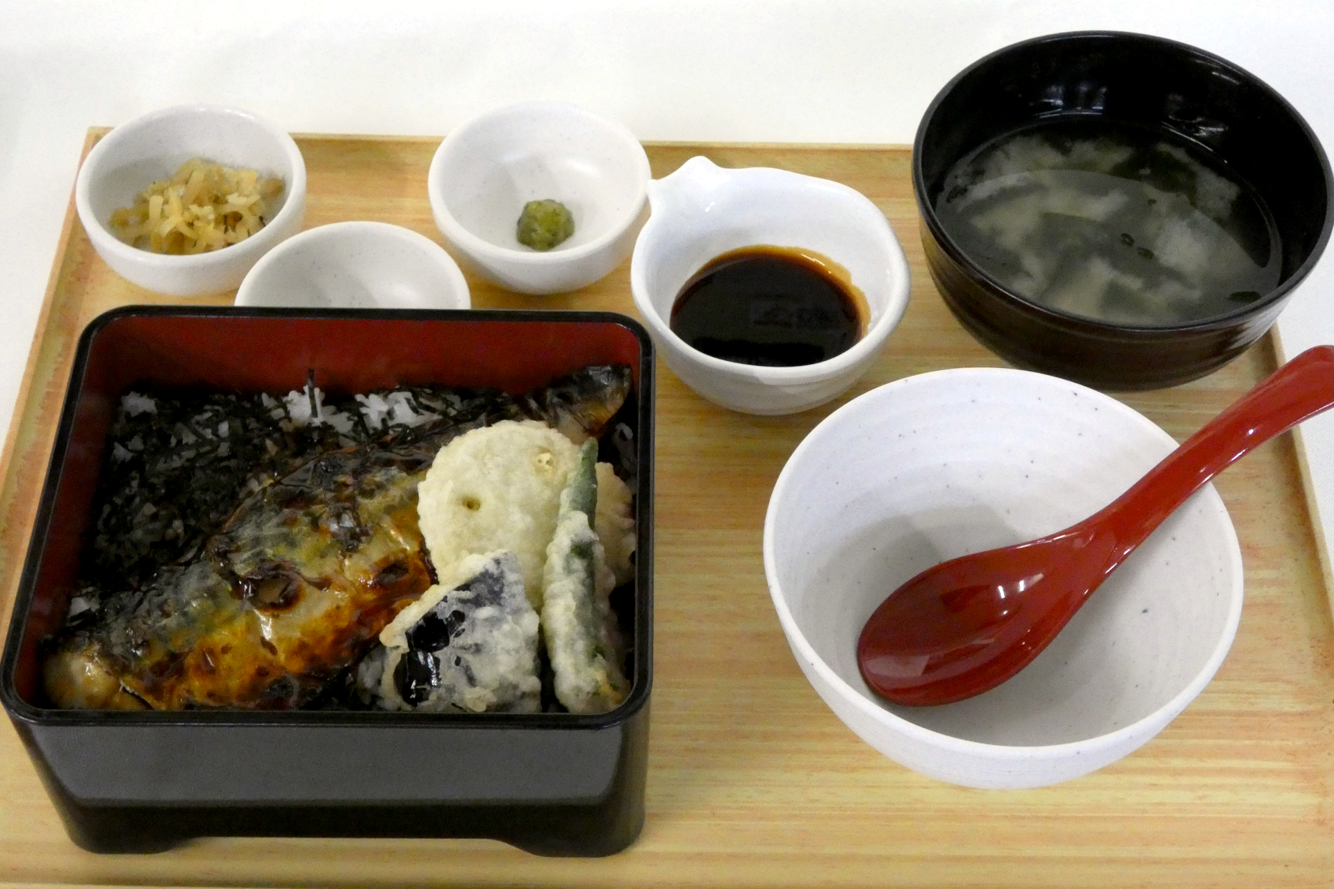 やよい軒の「～骨取りサバ使用～焼サバと天ぷらのまぶし定食」