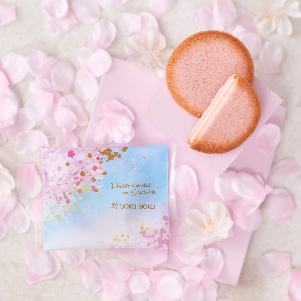 はらりとくちどけのよいラングドシャーに桜風味のホワイトチョコをサンド