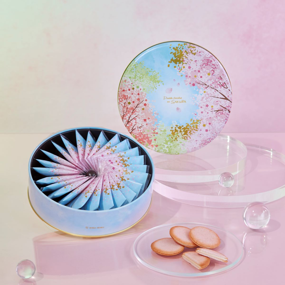 はらりとくちどけのよいラングドシャーに桜風味のホワイトチョコをサンド