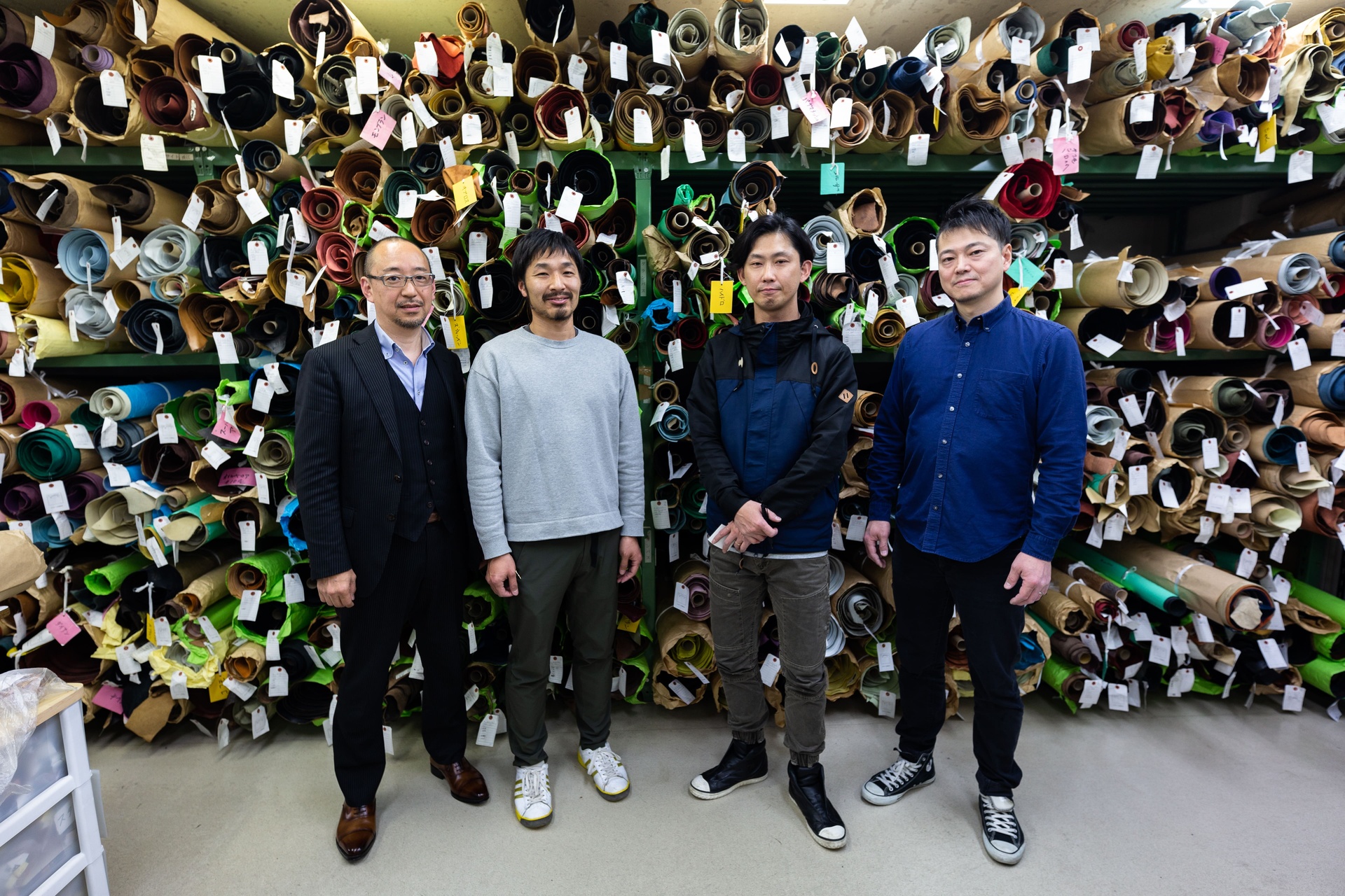 浅草で創業80年を誇る革の問屋の久保柳商店。天然皮革一筋で、常時1000種類以上の革を取り揃えている