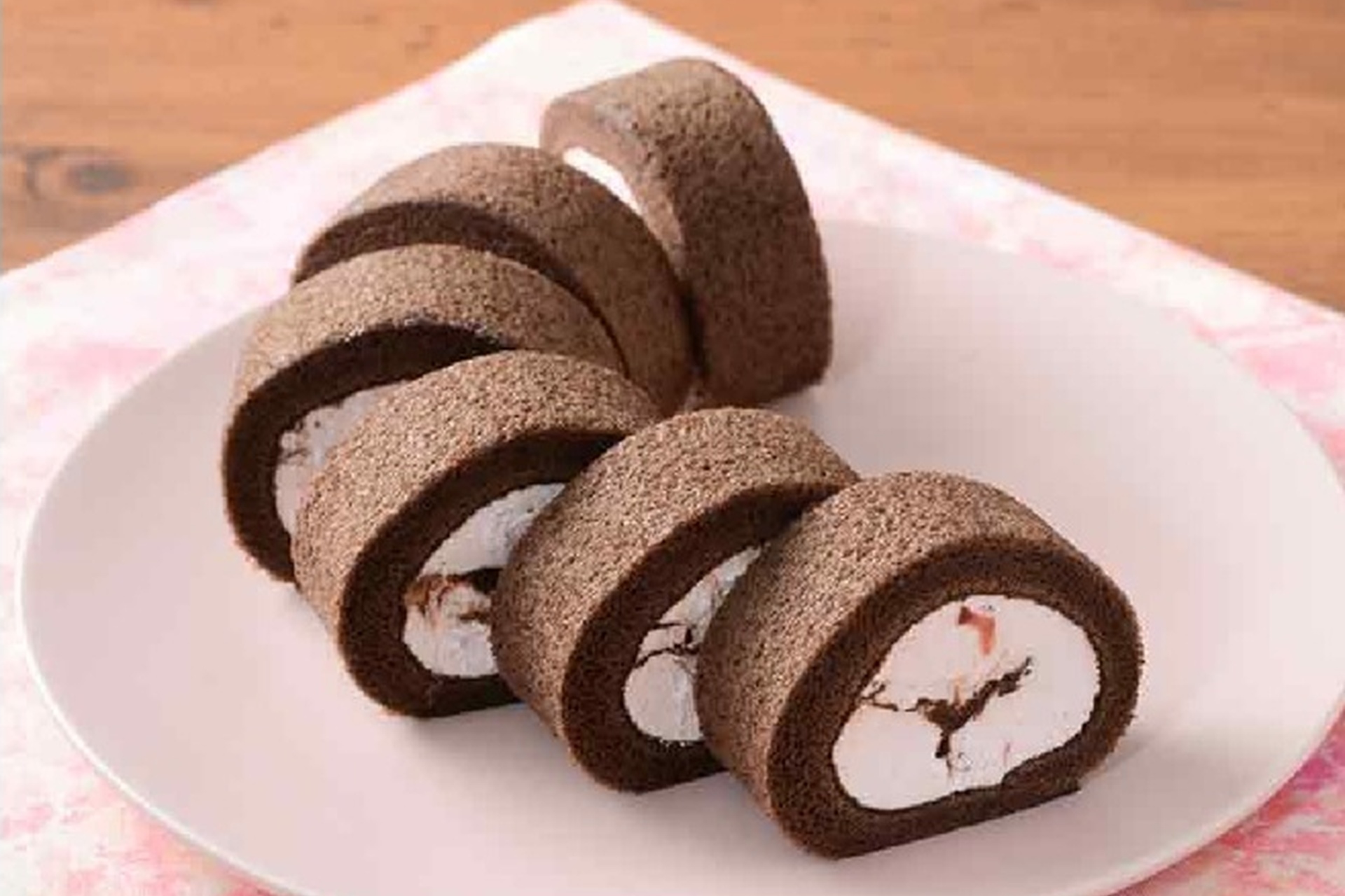 Uchi Café パリっとしたチョコのもち食感ロール（いちごクリーム）