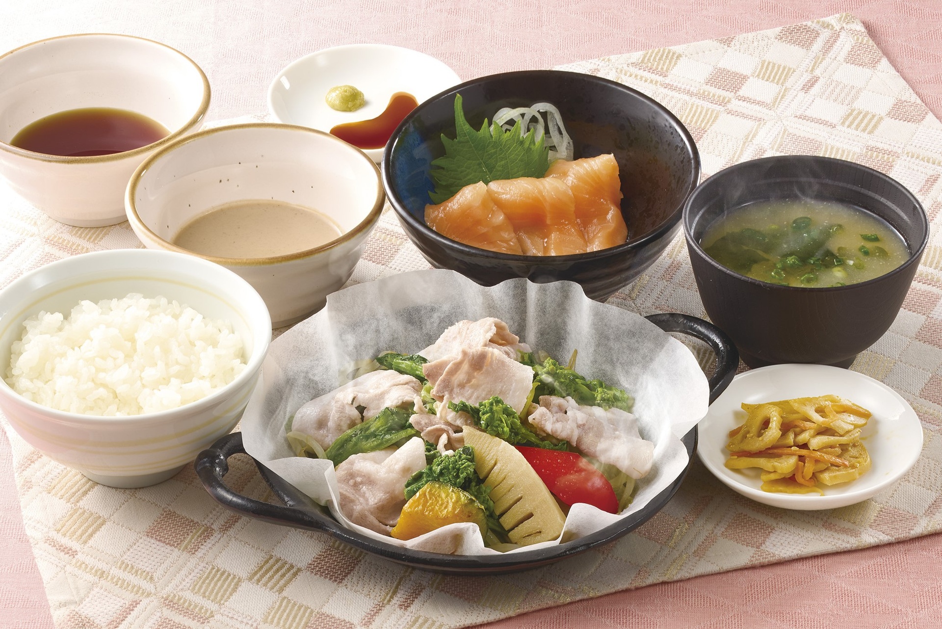 鹿児島もち豚と春野菜蒸し膳＋とろサーモンの小付