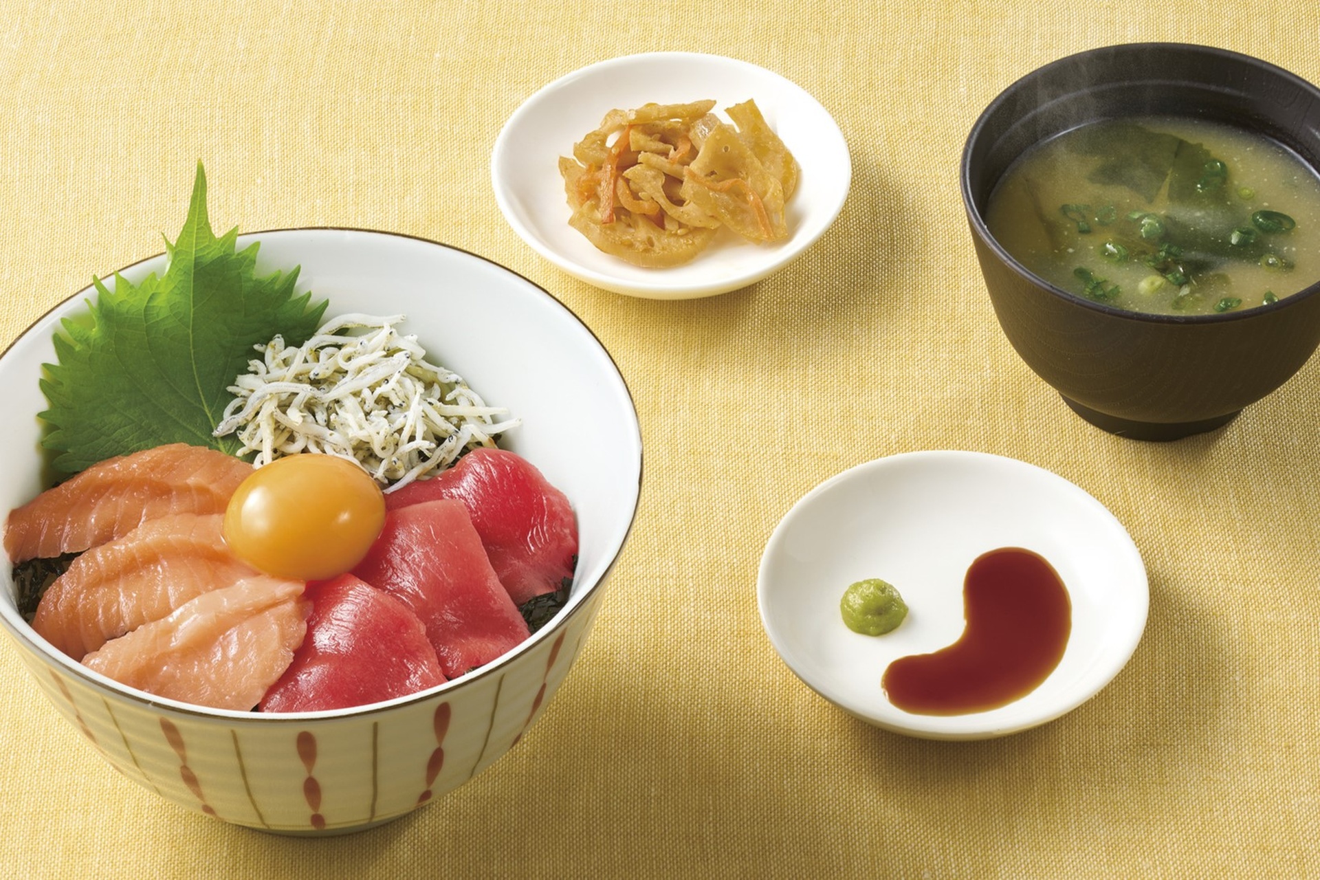 とろサーモンと本まぐろ、釜揚げしらすの三色丼（みそ汁・惣菜付き）