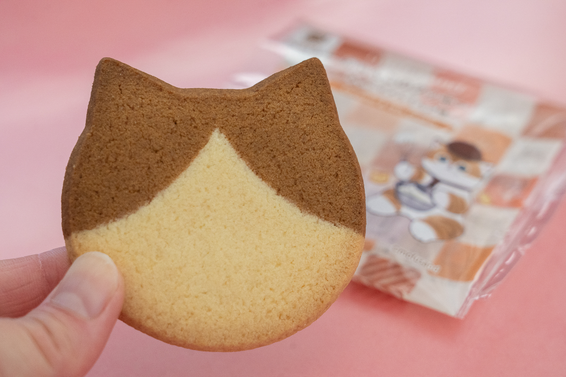 ハチワレのねこの顔型クッキーは、思わず目や鼻を描きたくなっちゃいそう？！