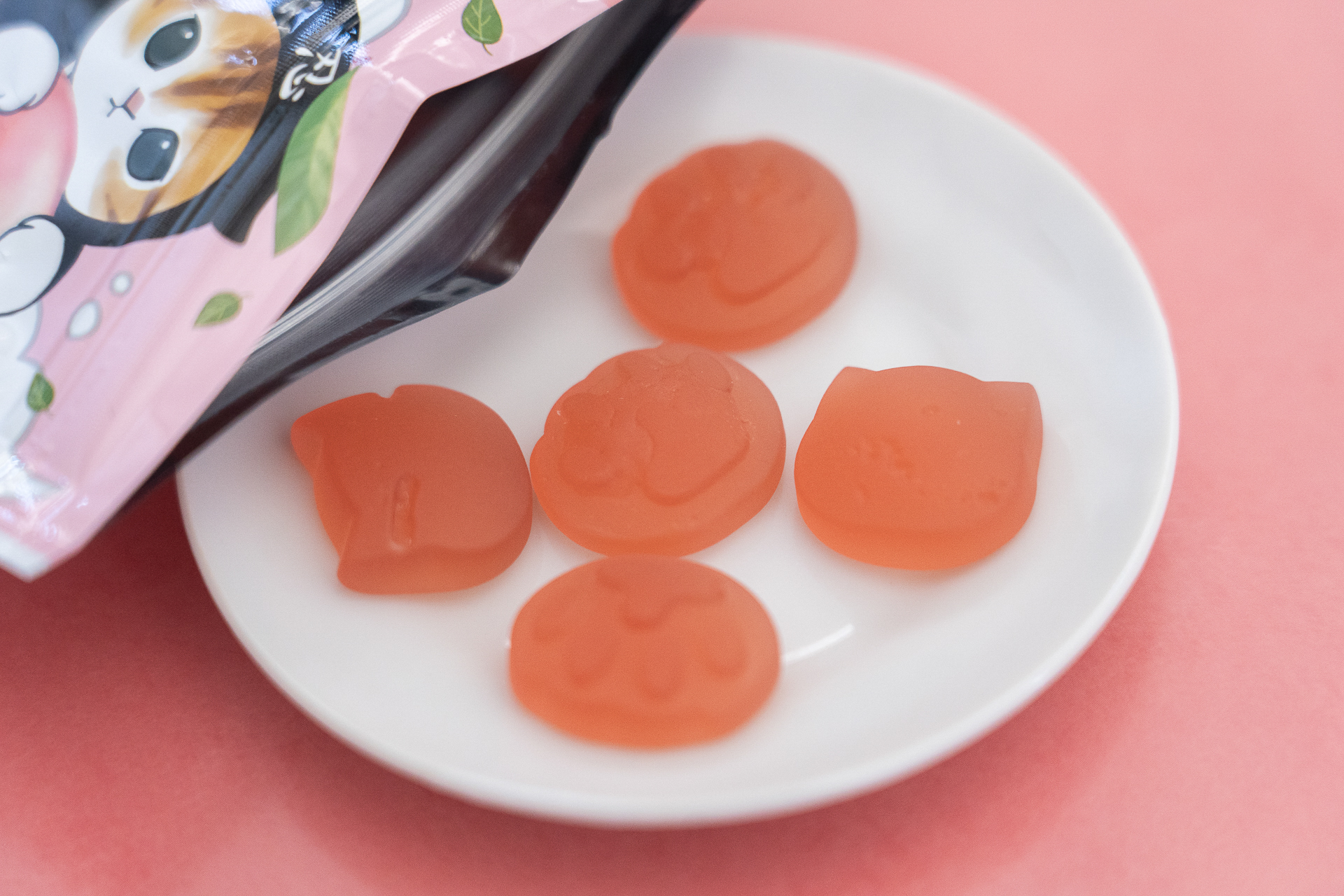 ピーチ味のハードグミで集中力アップを狙おう！にゃんこ型と肉球型の2種類がある