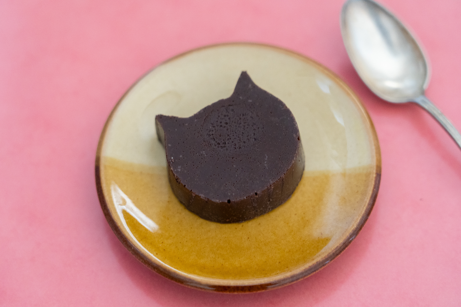“スプーンで食べる”濃厚なショコラテリーヌは冬のとっておきデザート。くろねこパッケージがGood