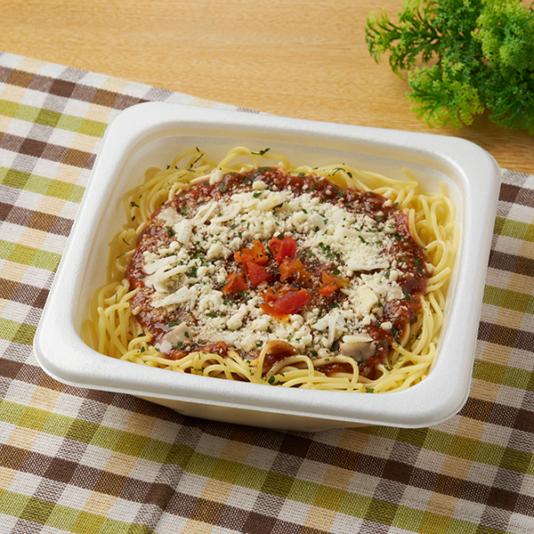 「鎌倉パスタ監修 生パスタチーズボロネーゼ」（578円）