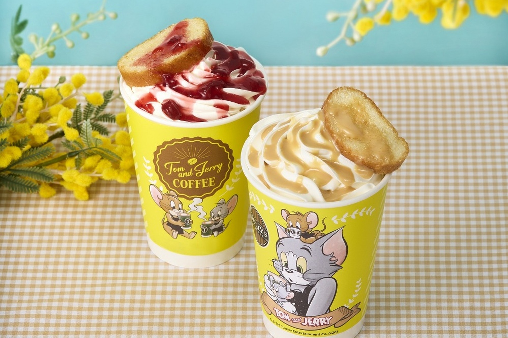 さくさくラスクのピーナッツバターラテ（右）、＆TEA さくさくラスクのストロベリーロイヤルミルクティー（左）