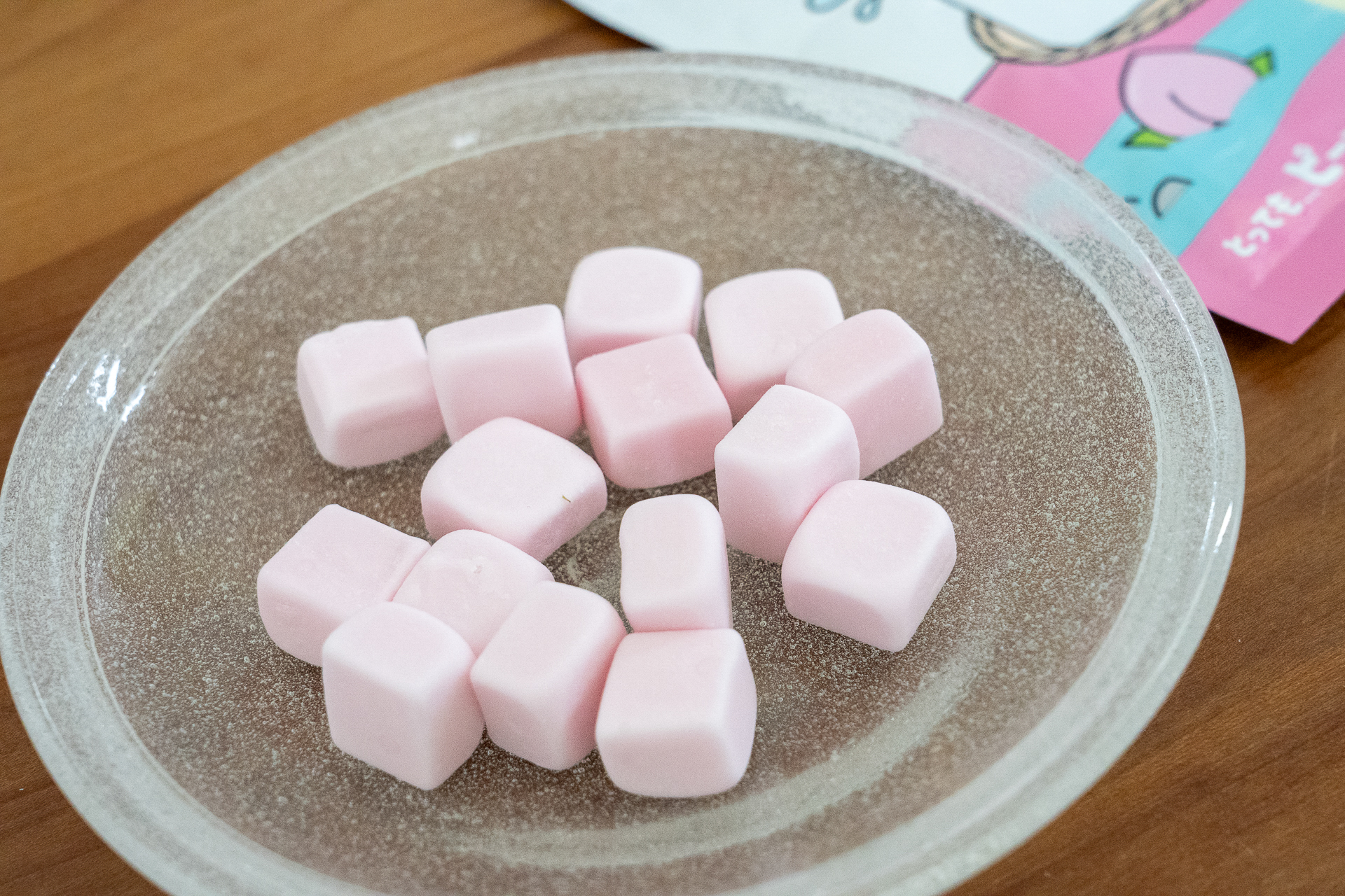 酸味のきいたピーチ味。色もほんのりピンク色ですの