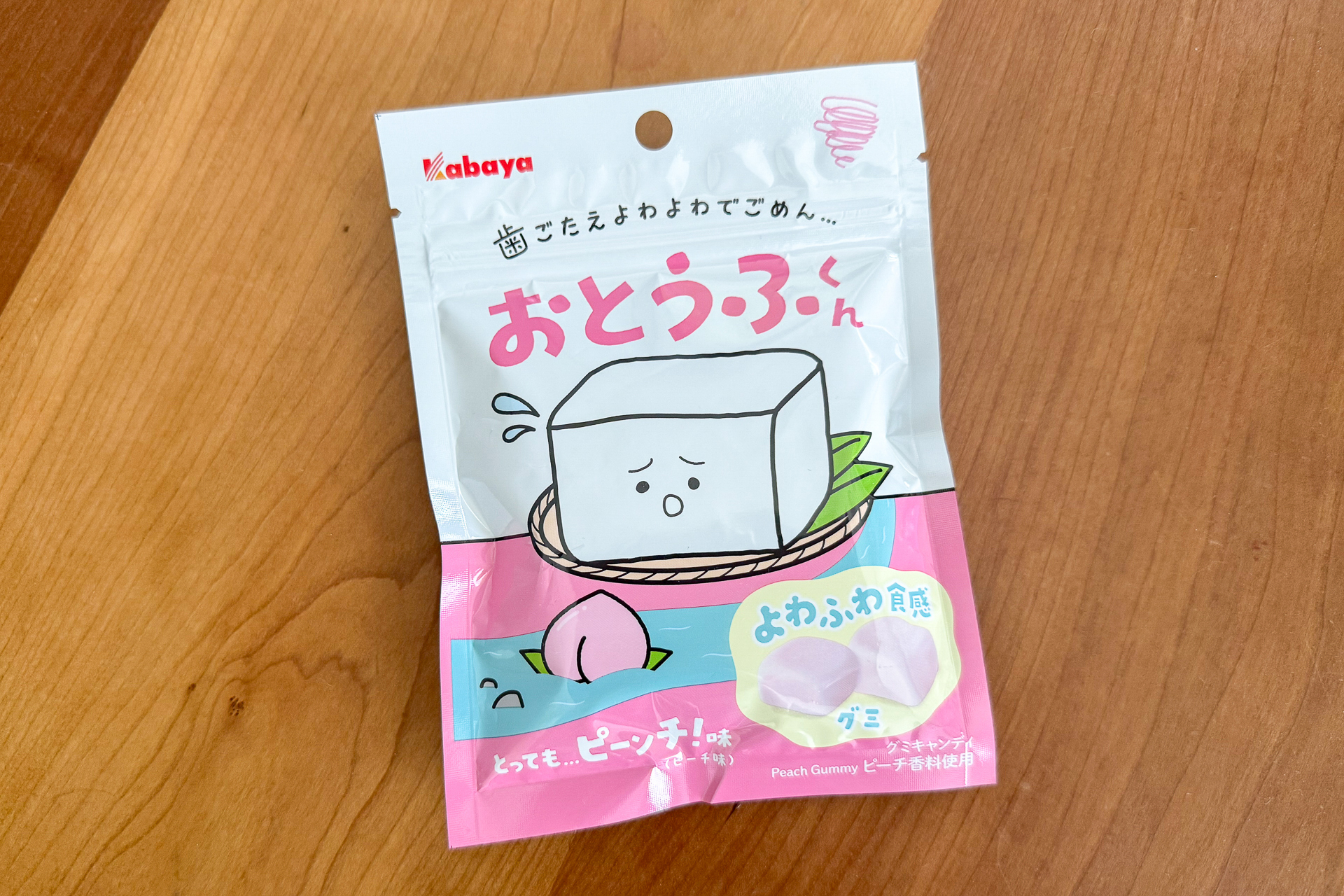 春を想わせるパッケージ。やさしい噛み心地のグミに癒やされて