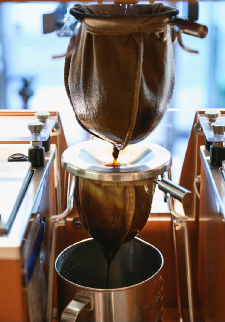 ネルを二層にして抽出する、上島珈琲店独自の「ダブルネルドリップ」