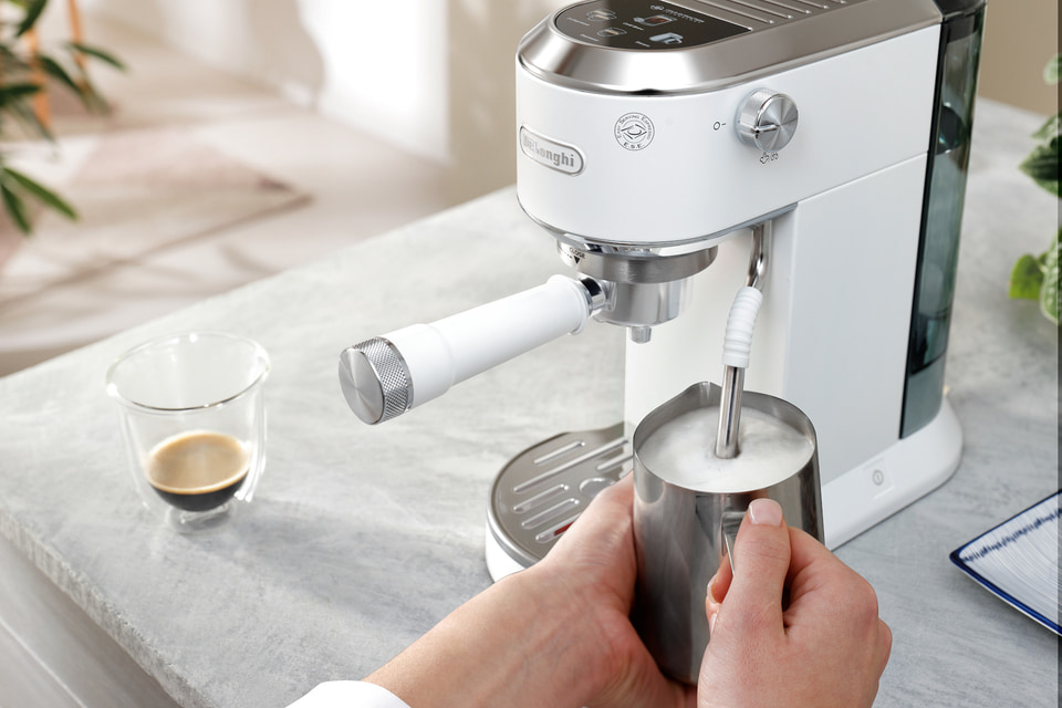 デロンギ、エスプレッソ・カプチーノメーカー「デディカ デュオ」限定