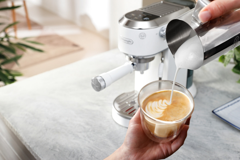 デロンギ、エスプレッソ・カプチーノメーカー「デディカ デュオ」限定